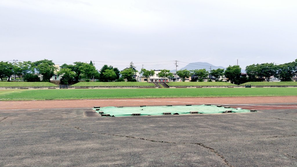 john_ibaiba's tweet photo. #本日のタホマ31 前回の訪問から2週間、苗まきからは4週間が経過。来ないうちにだいぶ見た目に大きな変化が。近くで見ると、雑草もそれなりにあるように見えるので、この後の管理が気になる（選択性の除草剤になるのかなぁ？）。 #ワイズマンスポーツベース紫波 #紫波町 #岩手 #いわてグルージャ盛岡 https://t.co/hDuybtjgWI