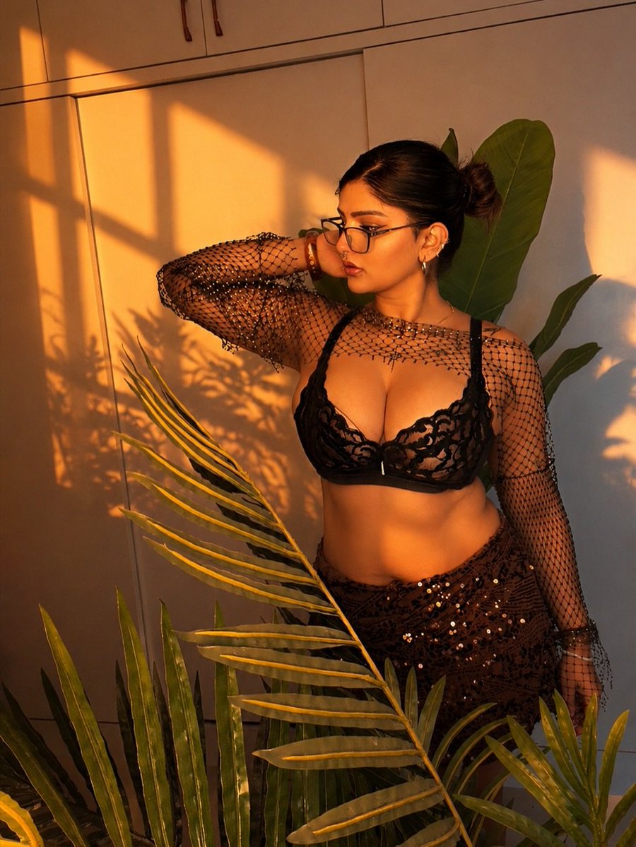 its_aarushi9's tweet photo. Black outfit, golden hour, dangerous combination. 🖤☀️ https://t.co/lGU3RTDBlu