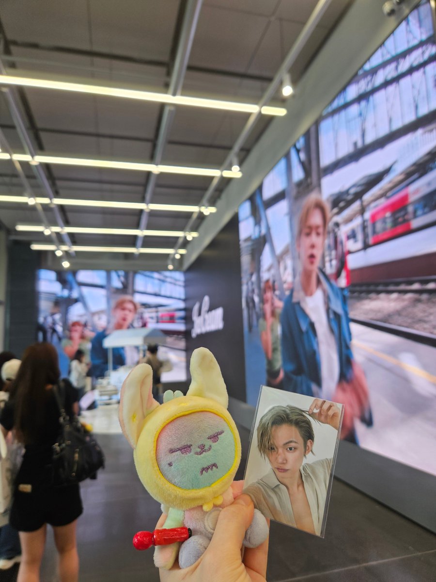 minami_moa's tweet photo. Ice Creamポプアプ行ってきた～🍨
会場ハイブって書いてて疑ってたけど本当にハイブの一画なの衝撃でした😂　大画面ヨンジュンさんと、フィギュア可愛か��たです✨ #YEONJUN    #연준   
#YEONJUN_IceCream    #연준_IceCream   
#NOLABELS_PART02 https://t.co/r5sjwYOgCy