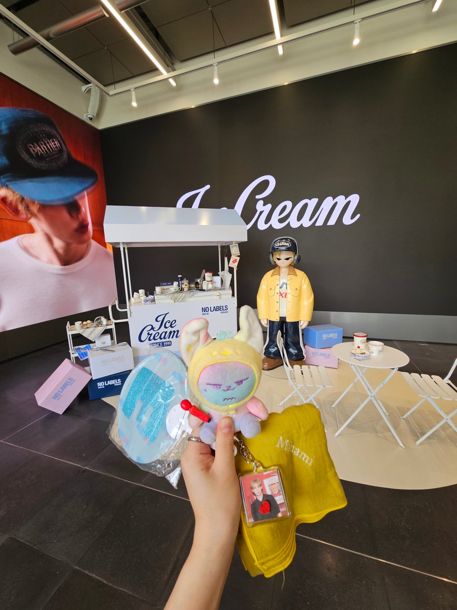 minami_moa's tweet photo. Ice Creamポプアプ行ってきた～🍨
会場ハイブって書いてて疑ってたけど本当にハイブの一画なの衝撃でした😂　大画面ヨンジュンさんと、フィギュア可愛か��たです✨ #YEONJUN    #연준   
#YEONJUN_IceCream    #연준_IceCream   
#NOLABELS_PART02 https://t.co/r5sjwYOgCy