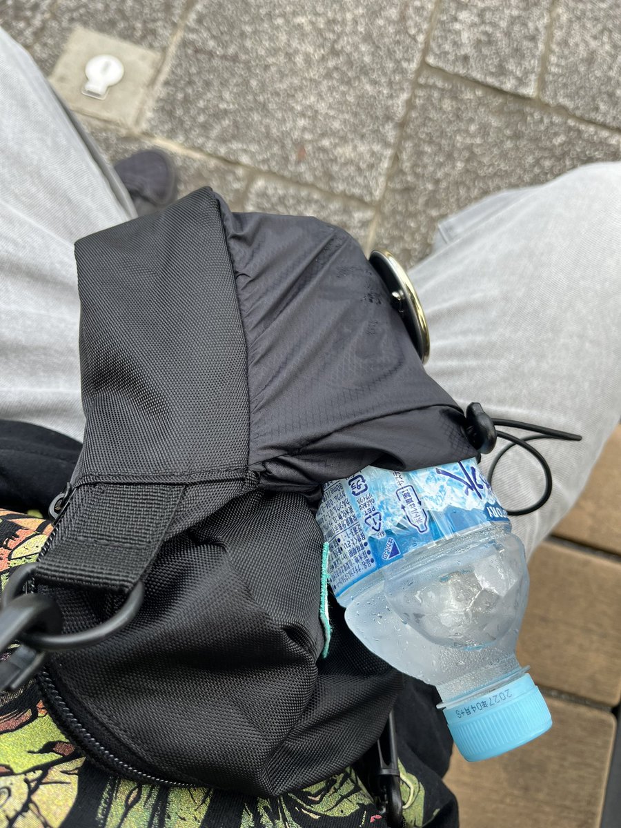taaaamagocchi's tweet photo. 大体ハルカミライのライブ行くとペットボトルホルダーがお亡くなりになるからこれは非常に助かる https://t.co/ZxaxGWcO0t