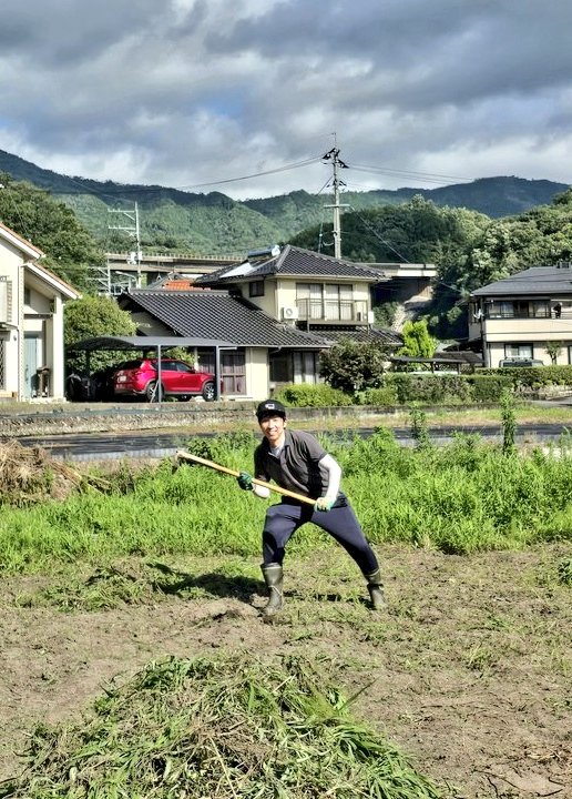 mashida_support's tweet photo. ワンアウト１、２塁、送りバント、予告ホームラン⚾️初回と二回に仲間が来てくれて押せ押せムード✨
三回裏が終了！大分整備されてきた
中盤以降の粘りに期待
#はたけの村づくり
#今日は草抜き https://t.co/XJVy1zTDb2
