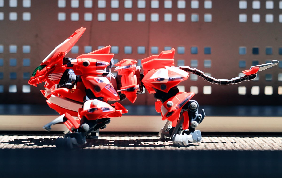 F2_zoids's tweet photo. トリニティライガーできた。何十年かぶりのゾイド新規造形キット、そういうの待ってたんだよ。
ゾイドの屋外(ベランダ)×望遠撮り久しぶりで楽しい。
製作4時間。鬣のギミックが秀逸。換装もできるとな。
ハの字立ちにできるが足裏の接地浮くのが唯一の不満点。レッドホーンは接地性向上してるって？ https://t.co/pCqWew9M8A
