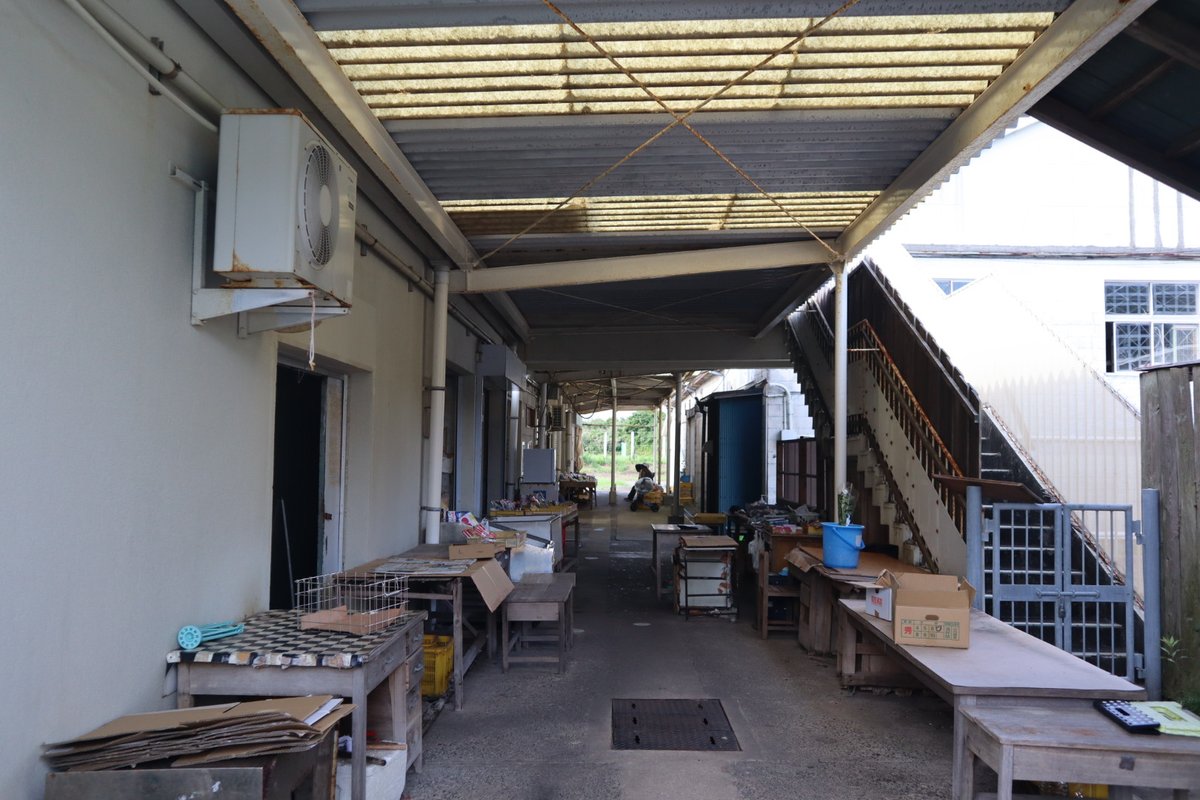 daikan_47's tweet photo. 高島の港近くにある商店街。
かつては賑わいを見せたのだと思われるが、シャッターが下りている店が大多数だった。 https://t.co/HpS8fCM2lu