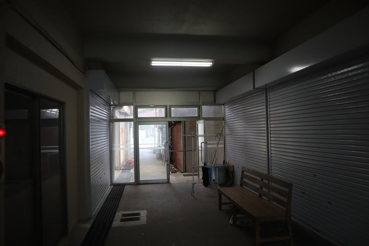 daikan_47's tweet photo. 高島の港近くにある商店街。
かつては賑わいを見せたのだと思われるが、シャッターが下りている店が大多数だった。 https://t.co/HpS8fCM2lu