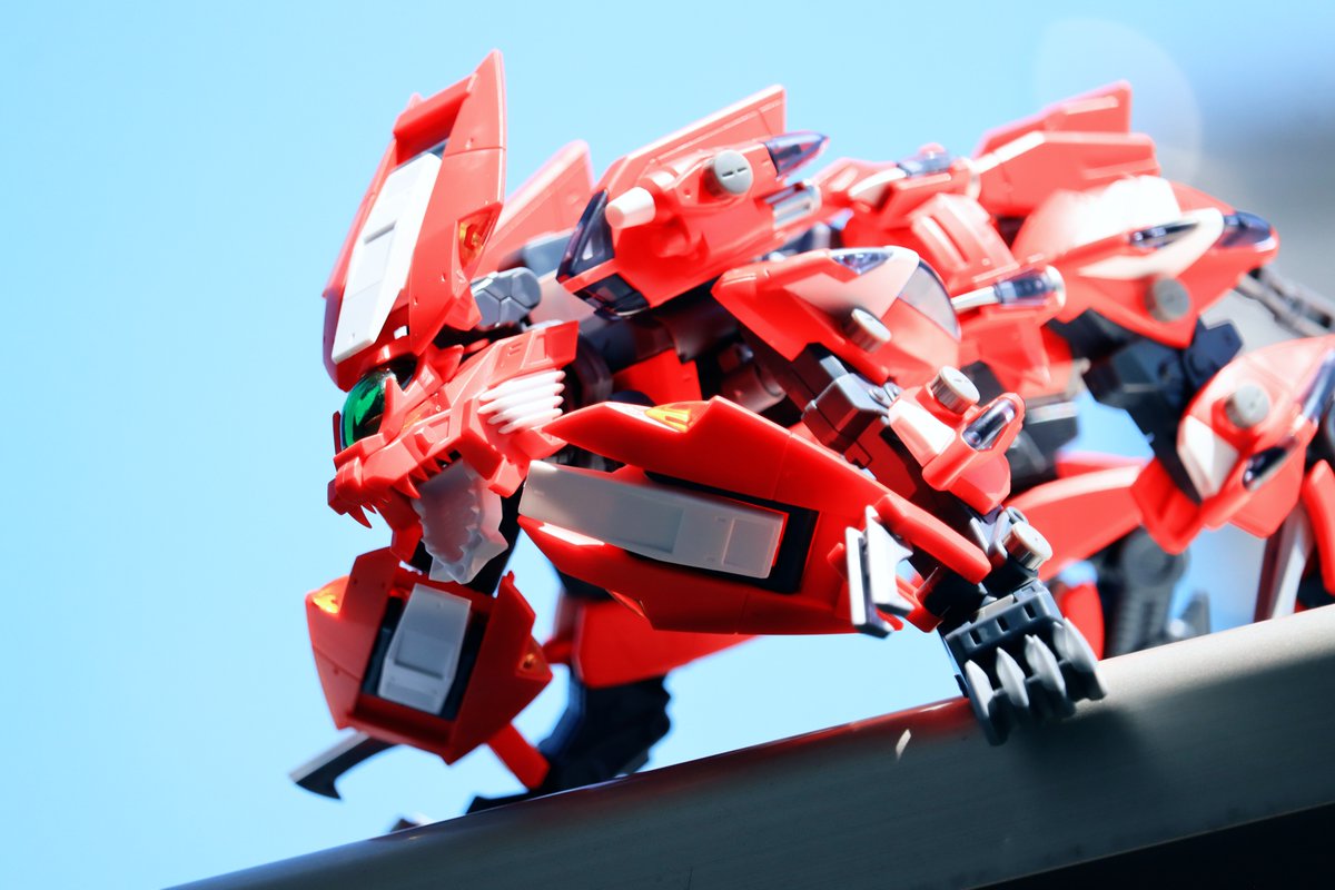 F2_zoids's tweet photo. トリニティライガーできた。何十年かぶりのゾイド新規造形キット、そういうの待ってたんだよ。
ゾイドの屋外(ベランダ)×望遠撮り久しぶりで楽しい。
製作4時間。鬣のギミックが秀逸。換装もできるとな。
ハの字立ちにできるが足裏の接地浮くのが唯一の不満点。レッドホーンは接地性向上してるって？ https://t.co/pCqWew9M8A