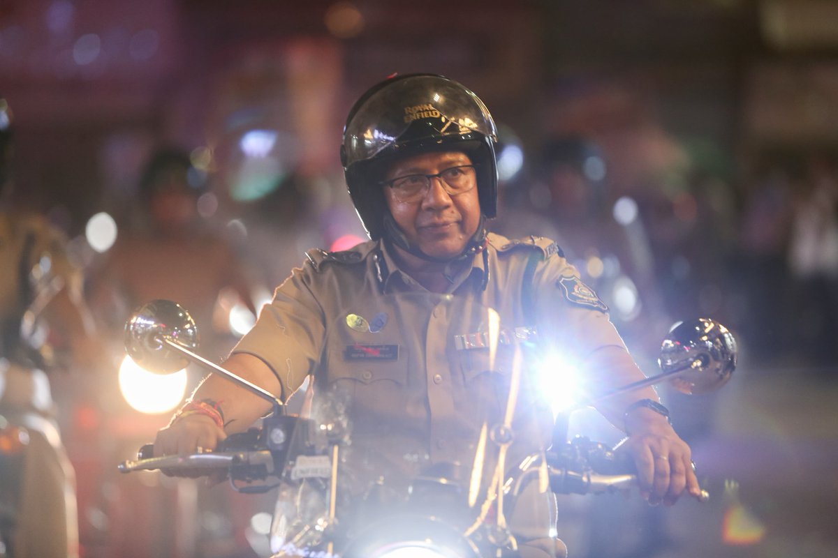 AhmedabadPolice's tweet photo. અમદાવાદમાં રથયાત્રાનો ઉત્સાહ: પોલીસ દ્વારા "એકતા બાઈક રેલી"નું આયોજન :

ભગવાન જગન્નાથજીની ૧૪૯મી રથયાત્રાના અવસરે, અમદાવાદ શહેર પોલીસ દ્વારા શાંતિ અને ભાઈચારાનો સંદેશ ફેલાવવા માટે "એકતા બાઈક રેલી" યોજી.

અમદાવાદ શહેર પોલીસ કમિશનર શ્રી અનુપમસિંહ ગેહલોત , ઉચ્ચ પોલીસ અધિકારીઓ અને પોલીસ કર્મચારીઓ આ બાઇક રેલીમાં જોડાયા. 

પોલીસ કમિશનરશ્રી પોતે બાઈક ચલાવીને રેલીનું નેતૃત્વ કર્યું હતું અને રથયાત્રાના રૂટ પરથી પસાર થઈને જમાલપુર જગન્નાથ મંદિર સુધી પહોંચ્યા હતા.

*સુરક્ષા માટે સજજ શહેર પોલીસ*

@sanghaviharsh @GujaratPolice @CMOGuj @dgpgujarat @InfoGujarat 

#JagannathRathyatra #AhmedabadPolice 
#GujaratPolice 
#Rathyatra2026 
#Ahmedabad
