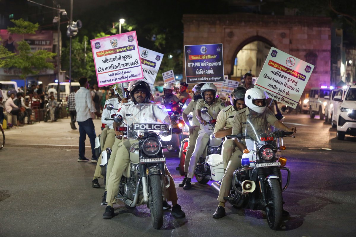 AhmedabadPolice's tweet photo. અમદાવાદમાં રથયાત્રાનો ઉત્સાહ: પોલીસ દ્વારા "એકતા બાઈક રેલી"નું આયોજન :

ભગવાન જગન્નાથજીની ૧૪૯મી રથયાત્રાના અવસરે, અમદાવાદ શહેર પોલીસ દ્વારા શાંતિ અને ભાઈચારાનો સંદેશ ફેલાવવા માટે "એકતા બાઈક રેલી" યોજી.

અમદાવાદ શહેર પોલીસ કમિશનર શ્રી અનુપમસિંહ ગેહલોત , ઉચ્ચ પોલીસ અધિકારીઓ અને પોલીસ કર્મચારીઓ આ બાઇક રેલીમાં જોડાયા. 

પોલીસ કમિશનરશ્રી પોતે બાઈક ચલાવીને રેલીનું નેતૃત્વ કર્યું હતું અને રથયાત્રાના રૂટ પરથી પસાર થઈને જમાલપુર જગન્નાથ મંદિર સુધી પહોંચ્યા હતા.

*સુરક્ષા માટે સજજ શહેર પોલીસ*

@sanghaviharsh @GujaratPolice @CMOGuj @dgpgujarat @InfoGujarat 

#JagannathRathyatra #AhmedabadPolice 
#GujaratPolice 
#Rathyatra2026 
#Ahmedabad