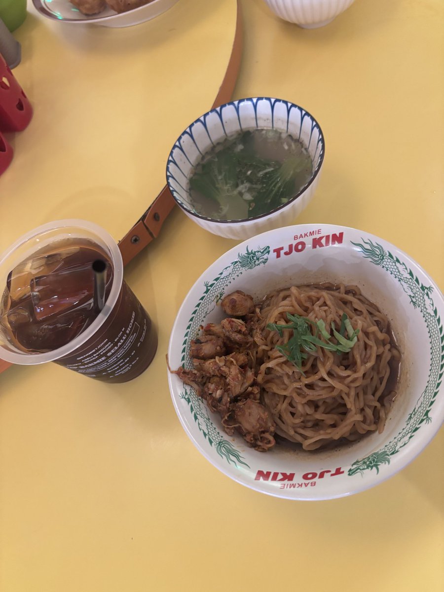 bukansuneoo's tweet photo. btw udah lama ga makan bakmie tjokin😋 https://t.co/QwH6ICSdPG
