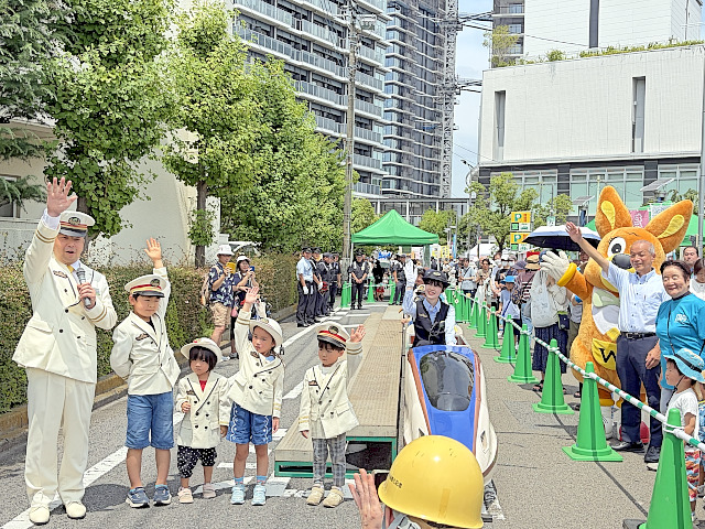 yoritaka11's tweet photo. #わらてつまつり ２０２６が文化ホールくるるで開催されています。 #ミニ新幹線 や #子ども駅長 出発式、#Nゲージ 運転体験、模擬店など魅力いっぱいのプログラムとなっています。今日、明日の開催です。ぜひお出かけください。 #蕨市 #蕨市長 #よりたか英雄 #あったか市政 https://t.co/BHbxy9k0Vt https://t.co/Dv56hugH9s