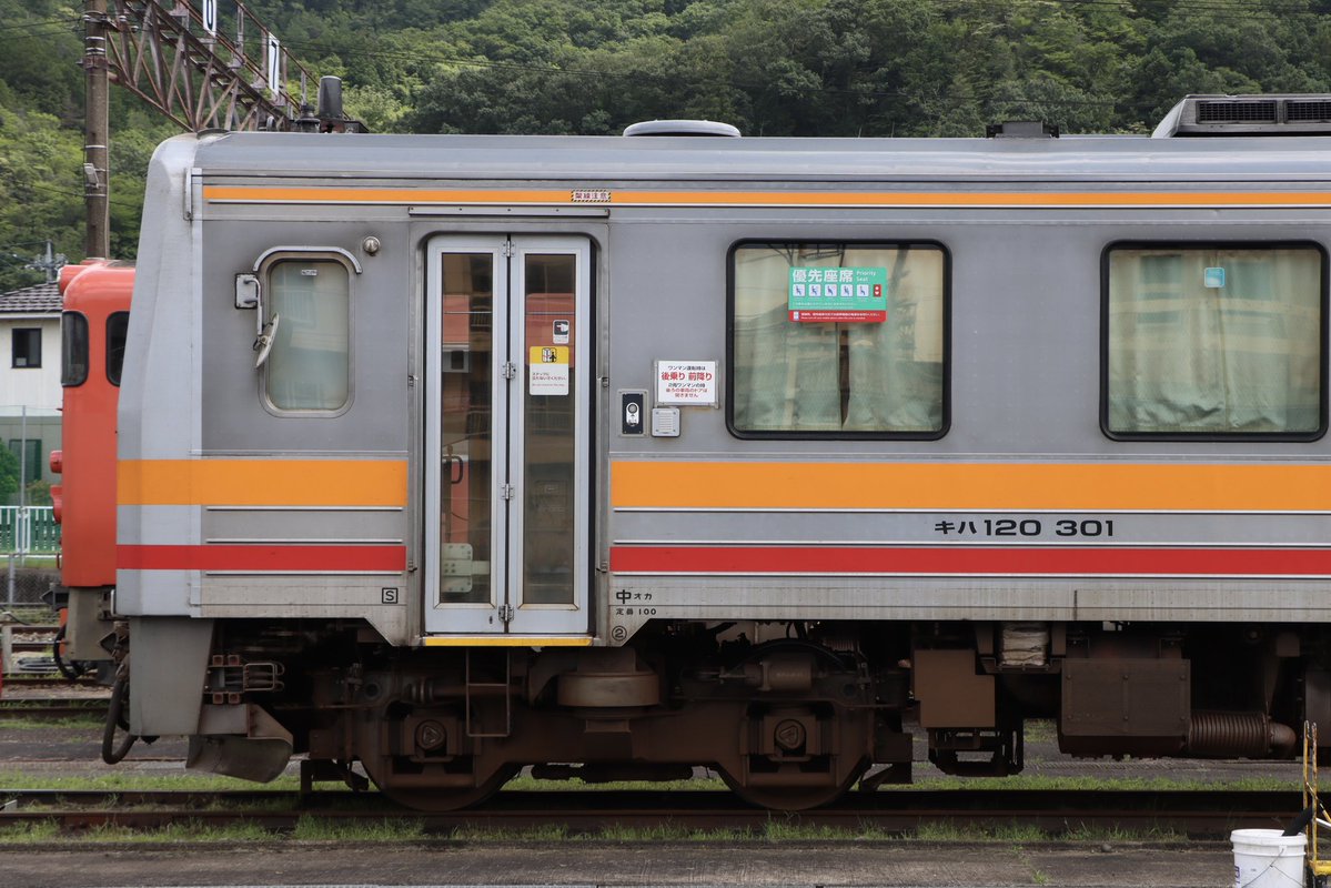 batanu273's tweet photo. 2026/7/10 津山
亀山から転属してきたキハ120-301も汚れて最初から岡山に居たようにしか見えなくなってきた https://t.co/96rTW2r1XW