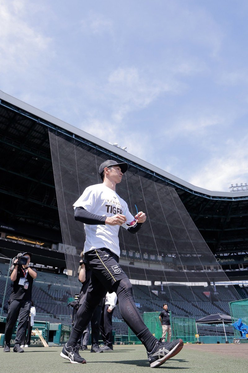 dailytigers2026's tweet photo. 近本選手が甲子園に帰ってきました！ https://t.co/83Au5jgq0q