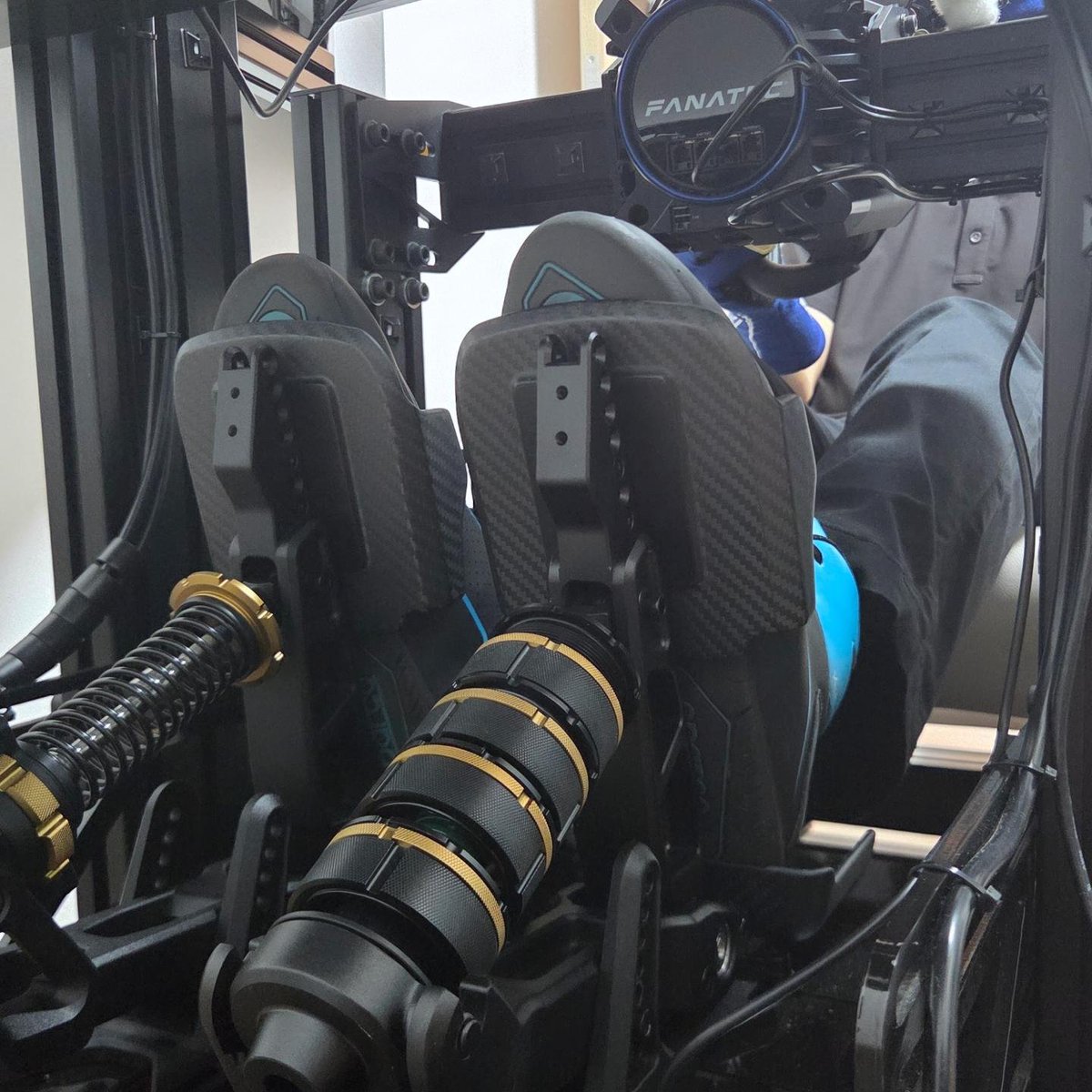 1gorFraga's tweet photo. ファナテックのペダルとステアリングを新たにご提供いただきました！

実車に限りなく近い環境でトレーニングできるのは本当にありがたいです。シミュレーターでもしっかり準備を重ねて、リアルの後半戦に向けてさらにレベルアップしていきます💪 https://t.co/2SYTlV7iqJ