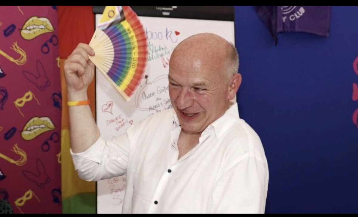 Christian_Kott's tweet photo. Ich wurde gefragt, warum ich so oft auf @kaiwegner herumhacke. Er sei doch ganz nett und ja jetzt auch endlich weg, also sei es doch mal gut.

Nichts ist gut, und #Wegner ist ein Symbol.

Ein Symbol, wie nichts weniger als die Demokratie von bürgerfeindlichen Parteien wie der #CDU zu Grabe getragen wird.

Wenn Demokratie funktionieren soll, sollte sie ein funktionierendes Auswahlverfahren für die klügsten Köpfe, die besten Anführer und die verantwortungsvollsten Kandidaten sein. Das Gegenteil wird von Wahlvereinen wie der Union zelebriert. Seit Jahrzehnten schon, Friedrich #Merz ist das beste Beispiel, aber schon Angela Merkel war ja nicht Resultat eines Auswahlverfahrens der Besten sondern eine personifizierte Zumutung.

„Der Wähler ist Schuld!“ entgegnet der CDU‘ler lächelnd. Aber das stimmt nur da, wo man überhaupt direkt wählen kann. Listenaufstellungen sind parteiintern. Ein Totalversager wie Wegner wird von der Partei aufgestellt, und was die CDU bewogen haben mag, diesen noch vor wenigen Wochen mit >92% erneut zum Spitzenkandidaten zu küren, kann sich jeder vorstellen. Es hätte Hunderte geeignetere Kandidaten in #Berlin gegeben, nach dem Lügenspiel um den Stromausfall wäre ein Sack Hafermehr geeigneter gewesen.

Wenn Demokratie den Bürgern weiterhin solche Leute vorsetzt, dann wird sie insgesamt scheitern. Wer weiß, was dann kommt, also will ich nicht, dass Demokratie scheitert.
Und deswegen hoffe ich, dass möglichst viele Wähler Parteien, die die Kandidatenaufstellung nach Proporz, networking und Vetternwirtschaft statt nach Kompetenz und Verantwortungsbereitschaft machen auf dem Wahlzettel ignorieren.

Die CDU ist damit solange völlig unwählbar, bis sie parlamentarische Demokratie nicht endlich im Sinne des Bürgers Ernst nimmt. Übrigens: Die SPD ist da nicht viel besser…