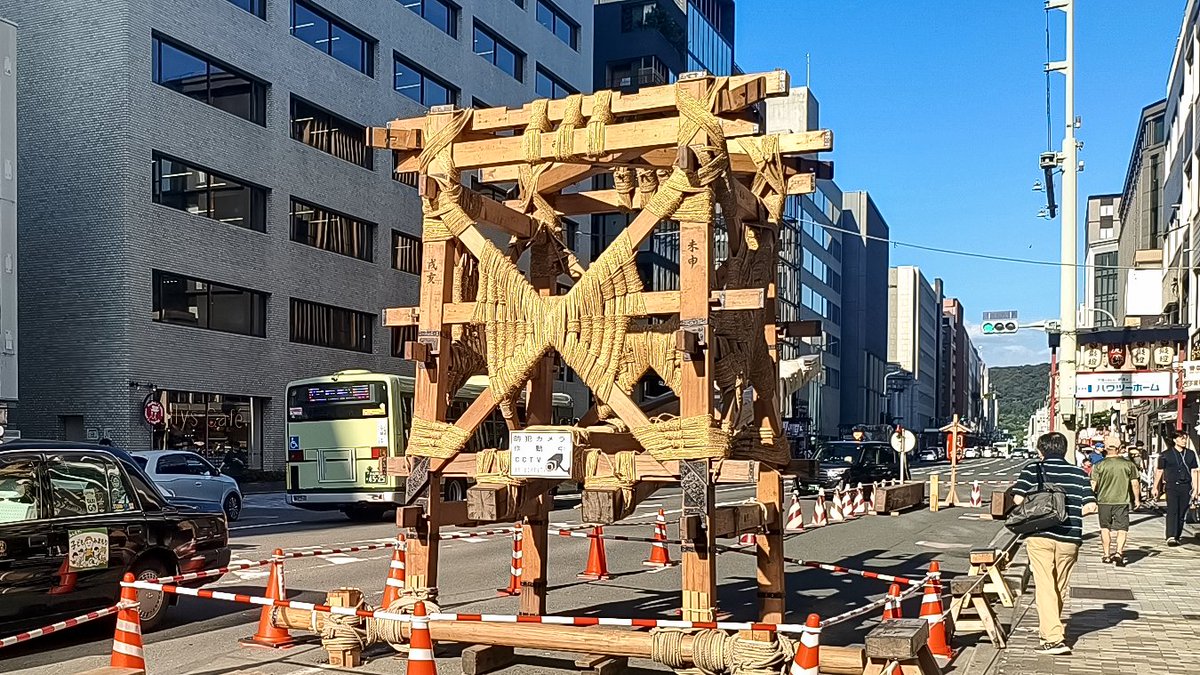 tomomikihara's tweet photo. 昨日、祇園祭の山鉾建てを見ました。

釘を使わず、木材を組み、荒縄で固定していく「縄がらみ」の技法。

目の前で木材が組まれ、縄がかけられていく様子を見ていると、完成した山鉾を見るのとはまた違う迫力がありました。 https://t.co/25HzZHG1OX