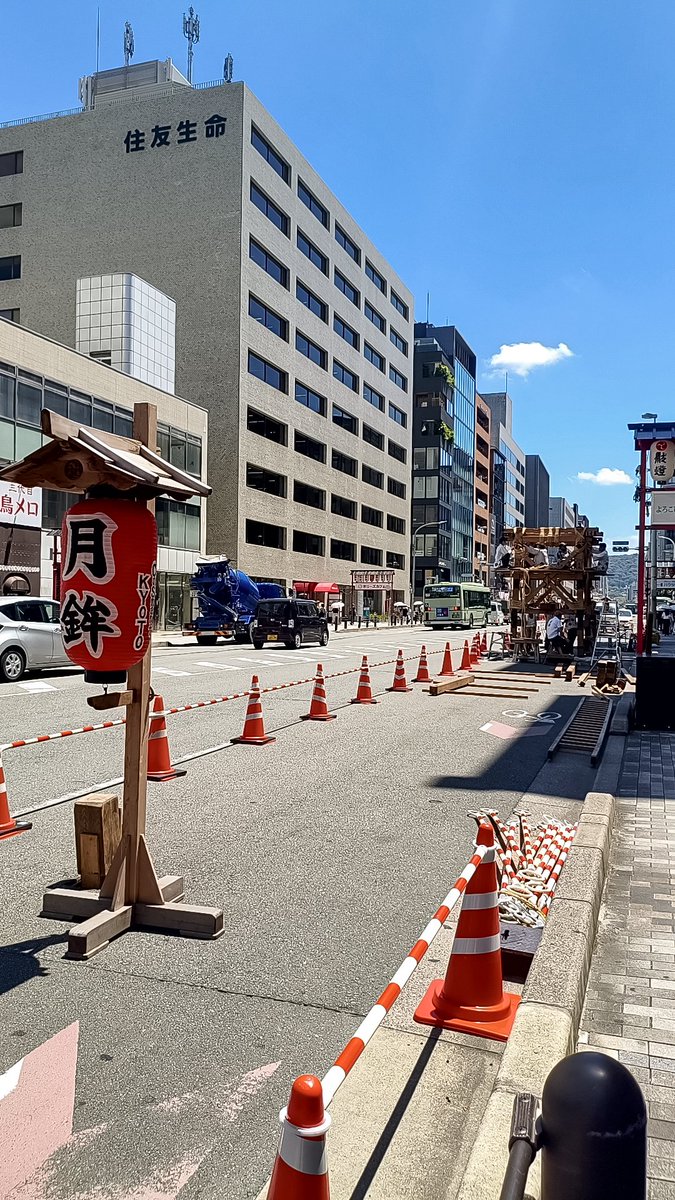 tomomikihara's tweet photo. 昨日、祇園祭の山鉾建てを見ました。

釘を使わず、木材を組み、荒縄で固定していく「縄がらみ」の技法。

目の前で木材が組まれ、縄がかけられていく様子を見ていると、完成した山鉾を見るのとはまた違う迫力がありました。 https://t.co/25HzZHG1OX