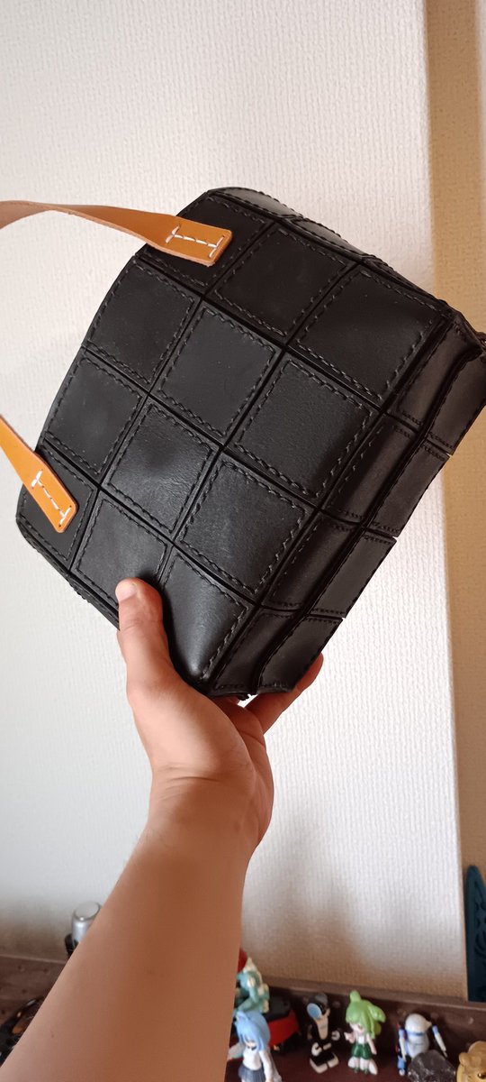 naturalface21's tweet photo. またハギレで小さいパッチワークバッグを作成。
家から車まで水筒や財布、スマホなどを入れて運ぶことをコンセプトに。外には持ち出さず、家↔️車のみ。
取っ手に角度をつけて設置したが、これが絶妙に使いにくくなってしまった。反省… https://t.co/lV5VIRKY86