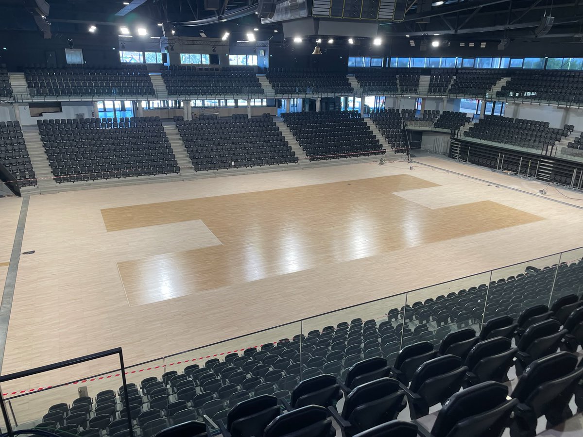 CaenBC14's tweet photo. 🔨 Parquet en cours de ponçage et de vernissage au Palais !

👏 L'occasion de remercier les artisans qui bossent sur ce projet, ainsi que les gardiens et les équipes de Caen la mer qui travaillent toute l'année pour faire de cet outil un endroit exceptionnel.

Merci ! https://t.co/Agos0s98Yg