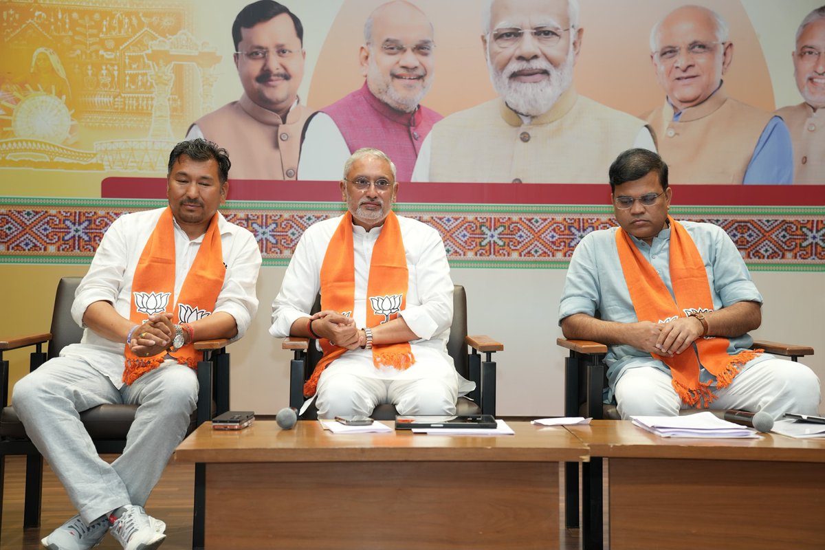 iJagdishBJP's tweet photo. भाजपा एक विचार है, भाजपा एक परिवार है! 

भारतीय जनता पार्टी लद्दाख के प्रदेश अध्यक्ष श्री ताशी ग्यालत्सन खाचू जी का भाजपा गुजरात प्रदेश कार्यालय 'श्री कमलम्' में हार्दिक स्वागत एवं सम्मान करने का सौभाग्य प्राप्त हुआ।

यह आत्मीय भेंट संगठन की एकता, समन्वय और एक भारत, श्रेष्ठ भारत की भावना को और अधिक सशक्त करने वाली रही। 

माननीय प्रधानमंत्री श्री नरेन्द्र मोदी जी के नेतृत्व में देशभर में भाजपा संगठन राष्ट्रसेवा के संकल्प के साथ निरंतर आगे बढ़ रहा है।