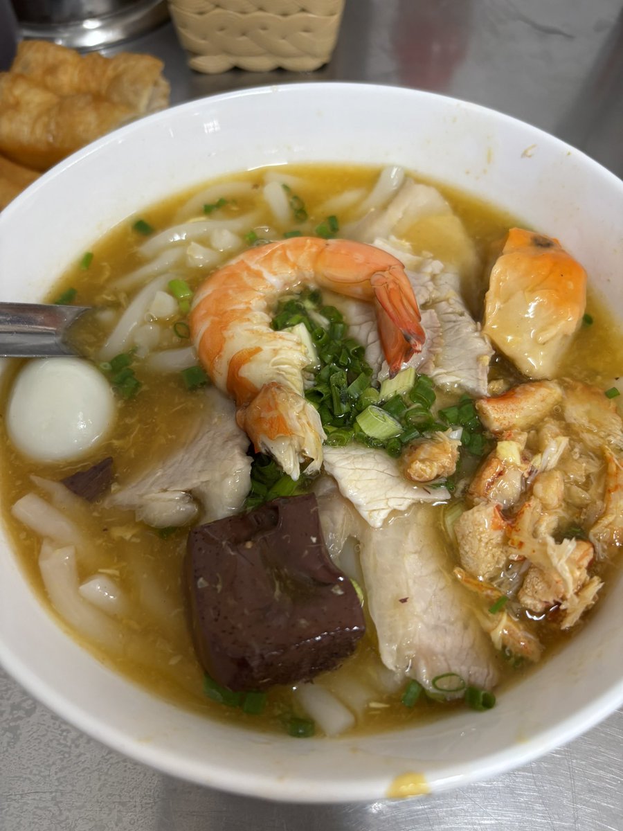 yuri8527's tweet photo. 色々なブームを経て、最近の土曜昼ごはんは、Banh Canh Cuaです。唐辛子が綺麗に刻んであるの初めて見たけど、麺に入れるとすごく美味しかった。 https://t.co/oo2Goxrp83