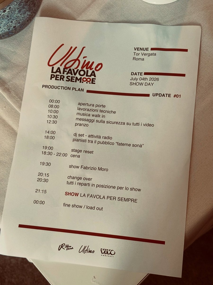 lxa12501's tweet photo. Trovatemi uno che fa salire sul palco gente tra il pubblico a suonare il piano ♡
E comunque l'inizio alle 9.20 era previsto, ovvio alle 20.30 c'era ancora il sole e la gente che arrivava ...
#ultimotorvergata https://t.co/8DHiYPJQ13