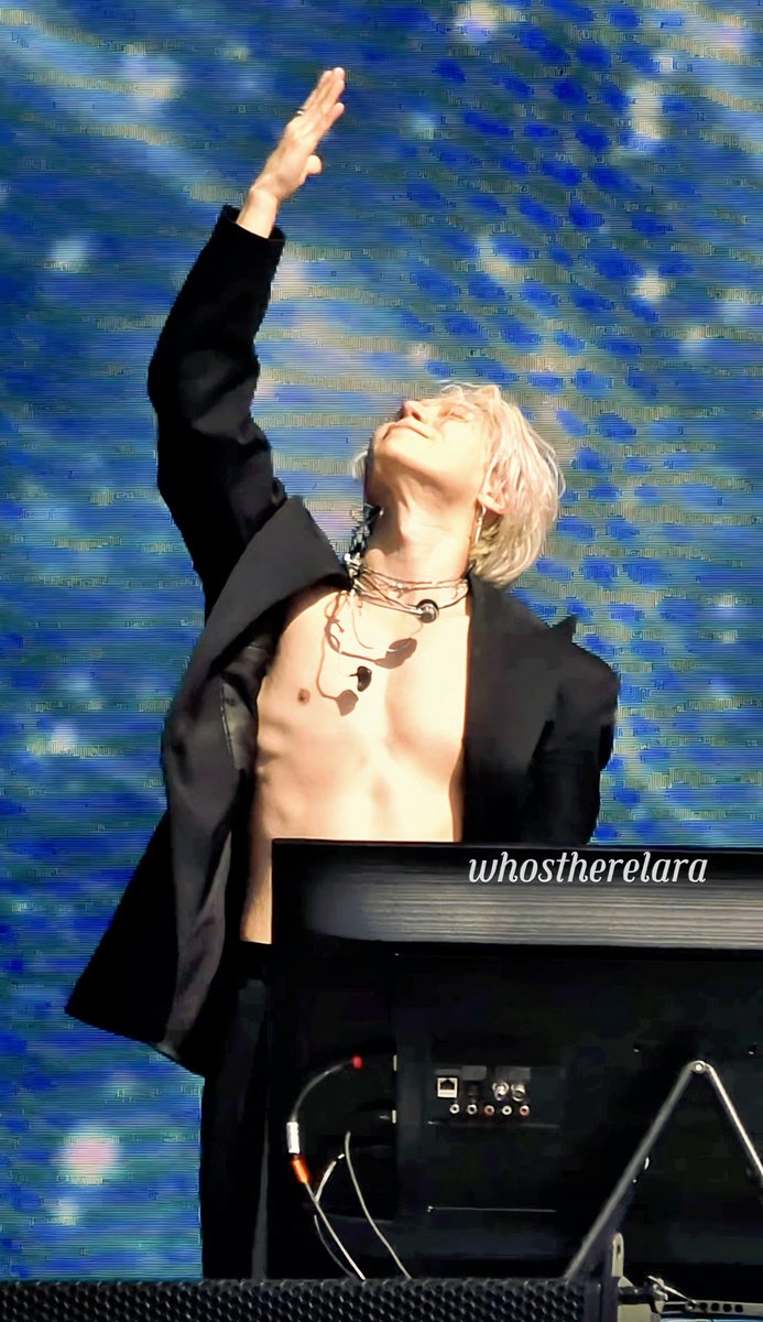 whostherelara's tweet photo. テミン空に向かって投げキスした時もずっと笑顔だったんだよ😭😭😭

#TAEMIN https://t.co/MVhLZWNnz7