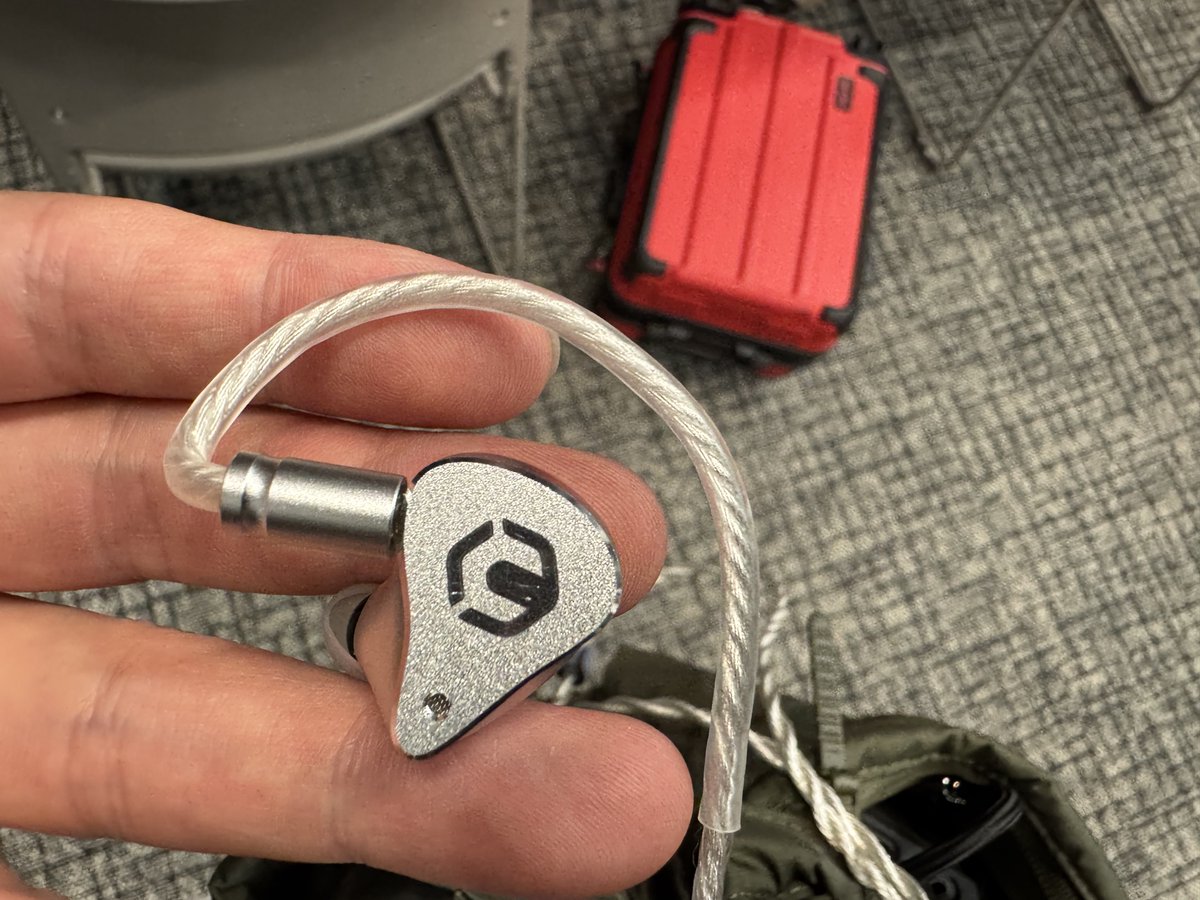 audio_syumi's tweet photo. Crinear Reference 
超ストイックなフラット傾向イヤホン。
イコライジングのベースにって感じなんだろうな。
ハーマンっぽい調整にすると高音が響いて綺麗に聞こえる。
#ポタフェス #Crinear https://t.co/suGNjLSloI