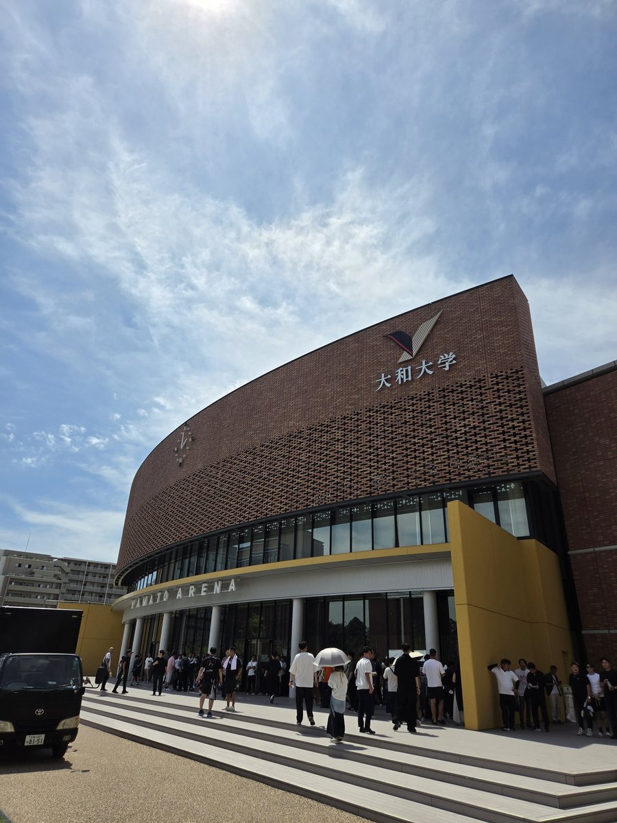 hande36's tweet photo. ボクシングを見に行く
なかなかのリングサイド
ラウンドガールと写真
めちゃくちゃ背が高い！
私の身長が190cmなので…
(笑) https://t.co/MOTjRFfYes