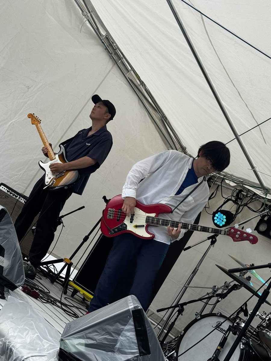 boxfes_hakodate's tweet photo. 圧倒的なシューゲイズサウンドを思う存分鳴らし始めたのは函館のNO-SATSU BATTERY！激しさとメロディの美しさが同居したスタイルでお客さんたちを一気に引き込みます！初めてのBOX FES出演という事もあり本日も気合十分！
#BOXFES2026 https://t.co/NLC5DugH1b