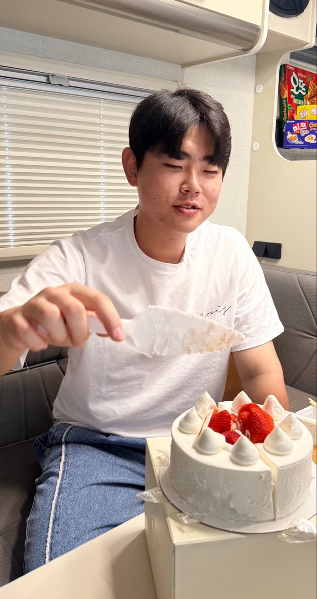hoodi_thespace's tweet photo. 2년 연속 올스타에서 생일맞는 허인서! 문현빈과 함께��� 출근길 생일 파티🎂

(어딘가 시무룩해 보이는 이유는 .. 비하인드 영상에서 공개 예정) https://t.co/2z91J3NI3a