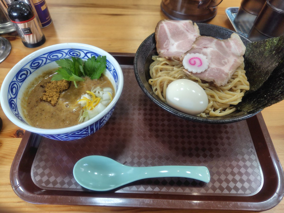 manoayuto's tweet photo. 羽生　理庵　特製濃厚つけ麺（中）
SUSURUTV来たので久しぶりに訪問

熱盛りできると言ったが
美味しくないって言われたので冷盛りで

着丼して先ずは麺一本啜ってみると
コシが半端なくてこれは美味い
つけ汁は濃厚だが食べやすくて万人受けする感じ
中盛りまで無料なのは良いですね💯
ご馳走様 https://t.co/IkYPqn8P8x