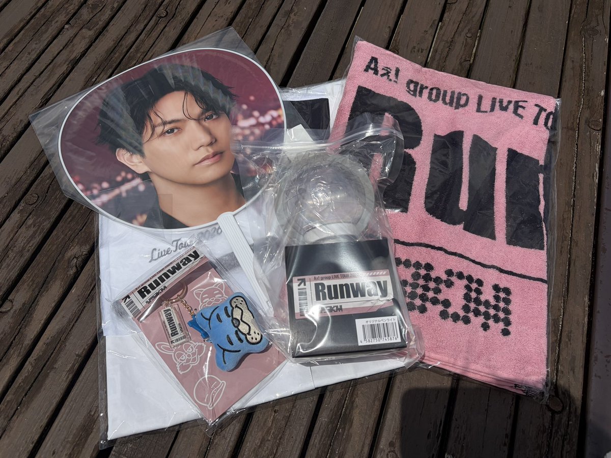 Ayacoco108's tweet photo. 今日はグッズ購入のみ☁️

明日のオーラスが楽しみすぎる💞
 #Runway 
 #Aぇgroup https://t.co/b8ZGe1vCwj