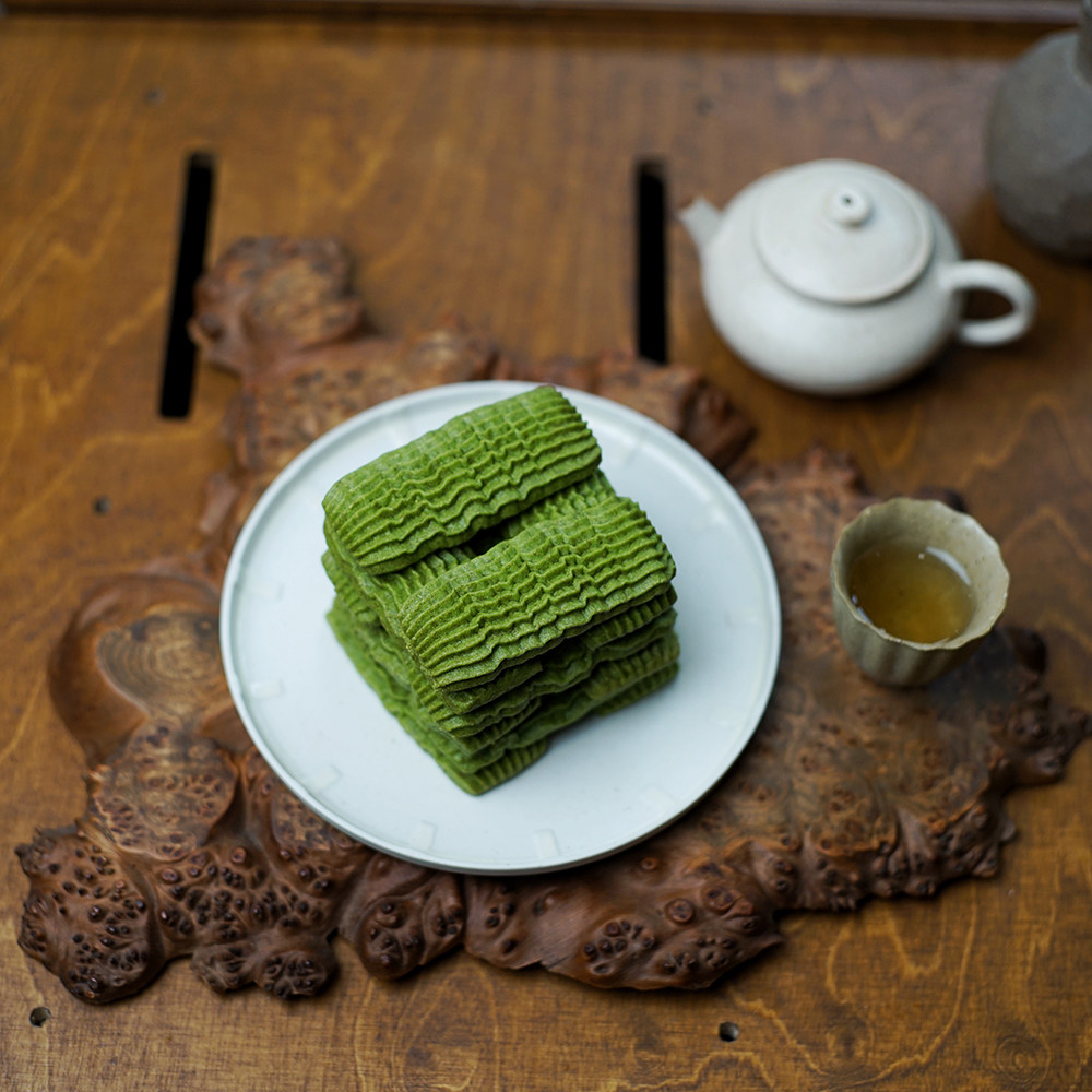 Noobsi1's tweet photo. [Obsessed with this crispy matcha cookie I just got—gonna save half for my bestie, good snacks are always meant to be shared!]， https://t.co/6LzdCoyvNK