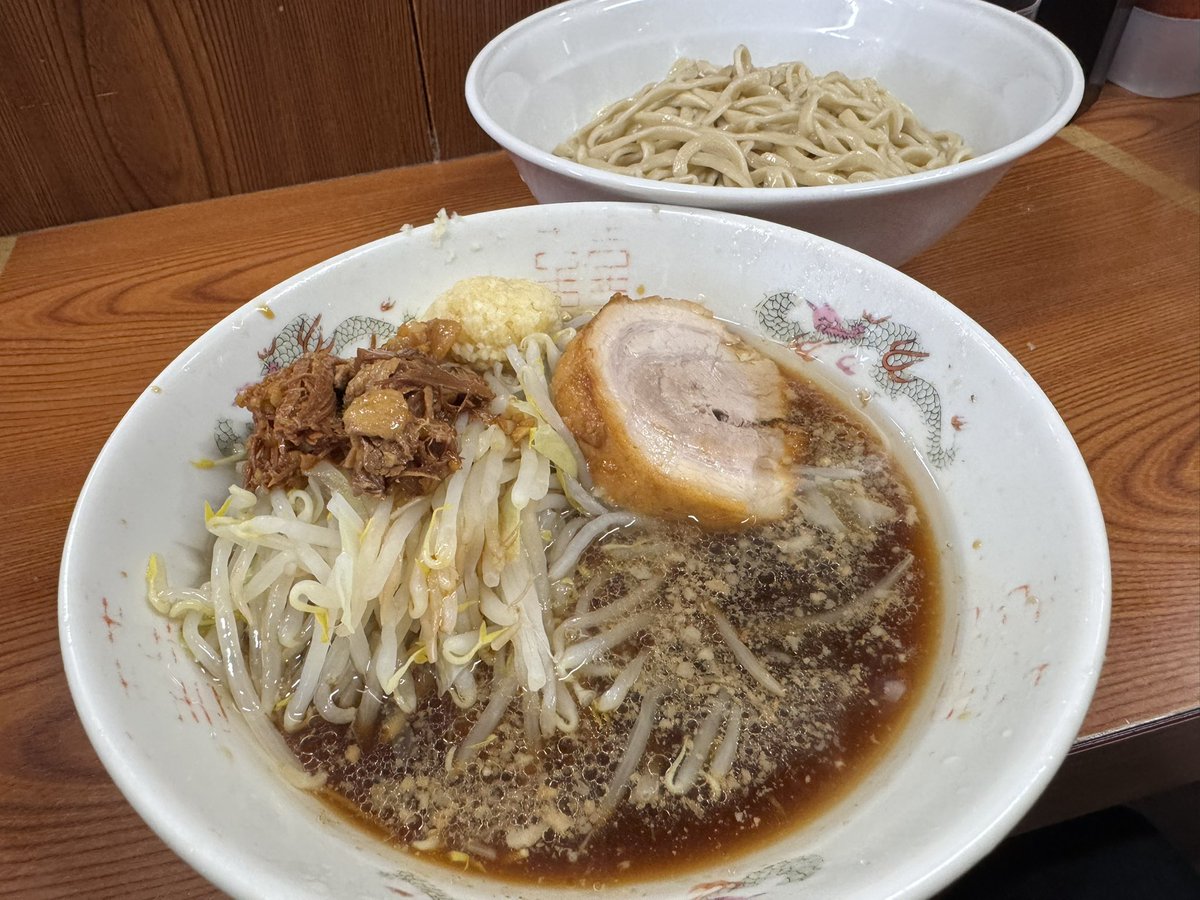 dawnswimmer's tweet photo. 今日の昼飯は、ラーメン二郎亀戸店でつけ麺少なめニンニクタレ！
今年も来たつけ麺の季節。去年よりシャキッとした感のあるスープにタレの肉カスの塩味が最高。美味かったー(^^) https://t.co/iI90Vl2zfo