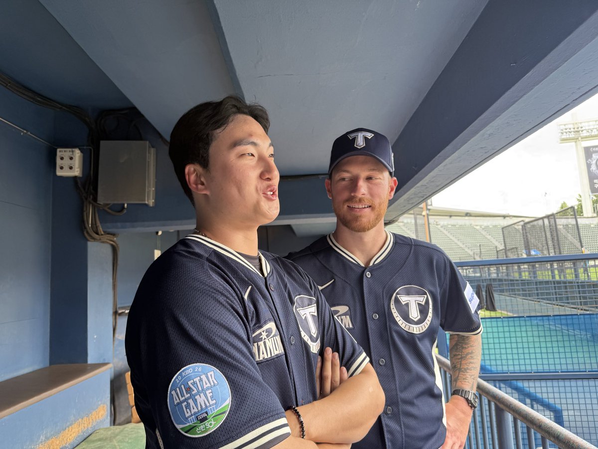 to_pitcher's tweet photo. RT @Kiatigers: 자리 배운 재형통역 대신 
올러 멘트 통역 중인 해영 https://t.co/5YRTl69hIU