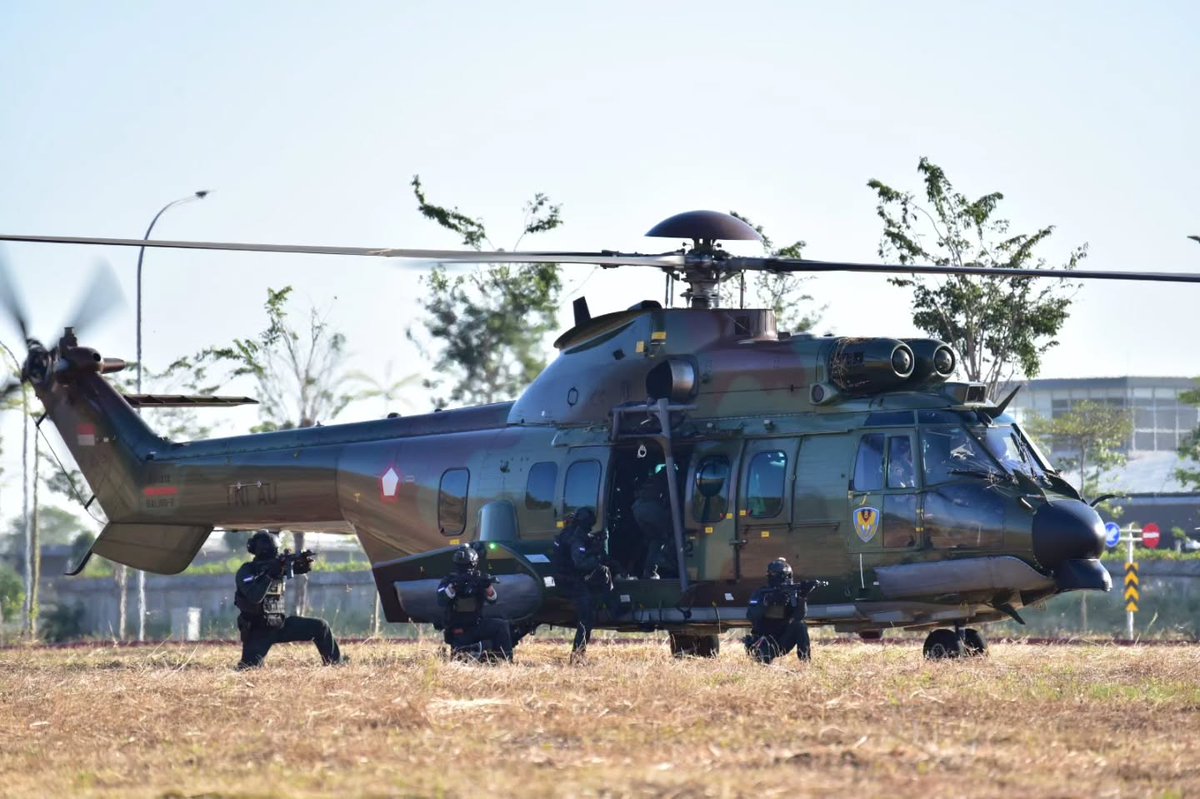 Jatosint's tweet photo. Indonesian Air Force #TNIAU QRF/SF Command #PASGAT personnel doing their speciality (airfield seizure) in East Java (9/7)
📸@korpasgattniau https://t.co/LwG53t2knV