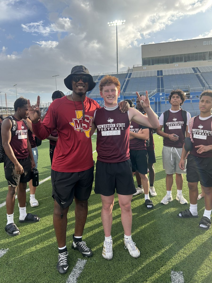 liambrennanLT's tweet photo. Great day at midwestern with @MustangsDC in G-Town! Got some good work in and appreciate the invite come visit in the fall!
@CoachDomoYoung @CoachKirkBryant @_coachcccoleman 
@CoachRJGomez @CoachHankCarter @LT_FBRecruiting https://t.co/PZ8I4iosFL