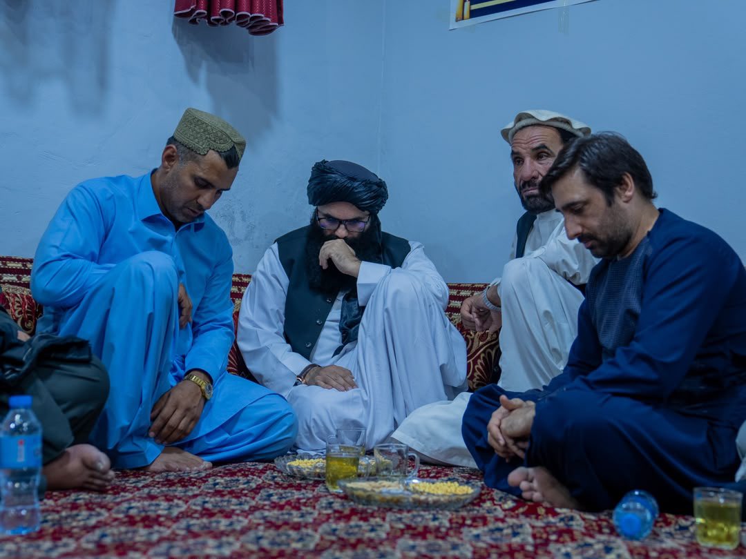 aryan_yoon1's tweet photo. د افغانستان په تاریخ کې داسې زغم نورو انقلابیانو نه درلود لکه طالبانو چې وکړ.
دلته چې هر انقلاب راغلی و، مخالفین یې وژلي او ولس یې یرغمل کړی و.
خو طالبانو خپل ټول مخالفین وبښل، تر څنګ یې کېنول او ولس یې غېږ کې نیولی دی.
همدا کامیاب سیاست او د هېواد جوړونې اړتیا ده. https://t.co/YMWO1vsRvj