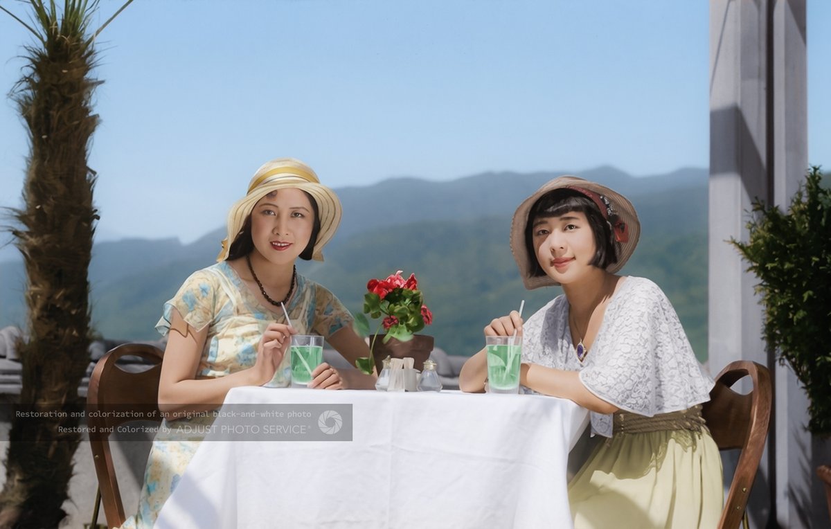 MikiAdjust's tweet photo. 1932（昭和7）年夏、京都 都ホテル（現：ウェスティン都ホテル京都）にて
日活女優、黒木しのぶ嬢と市川春代嬢（カラー化写真）
#colorization　#精密カラー化 https://t.co/M89kvCvbq4
