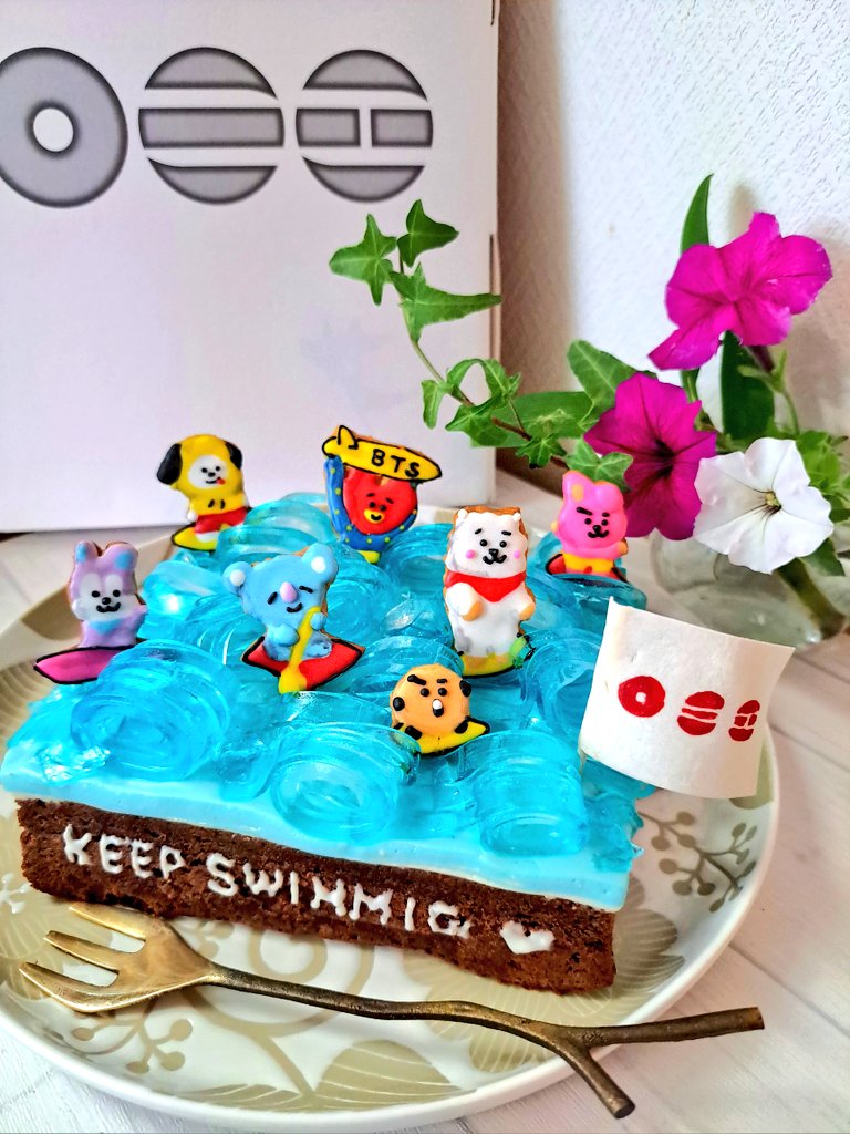 r8aHy5vq4mAxuVD's tweet photo. BT21サーフィンケーキ🏄‍♀️
ガトーショコラとチーズムースに細く切った寒天をグルグル波に見立てて🌀🌊
暑い夏にバテないように7人全員が健康で幸せに過ごせてますように💜
 #BTS #btsfanart https://t.co/KsJdkmskvP