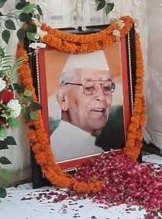 RamAicc's tweet photo. आजमगढ़ जिला पंचायत, जिला सहकारी बैंक व डीसीएफ के पूर्व अध्यक्ष एवं सगड़ी से कांग्रेस के पूर्व विधायक स्वर्गीय बाबू रामकुंवर सिंह जी की पुण्यतिथि के अवसर पर शत शत नमन।
विनम्र श्रद्धांजलि।। https://t.co/wjrKD5cY7T