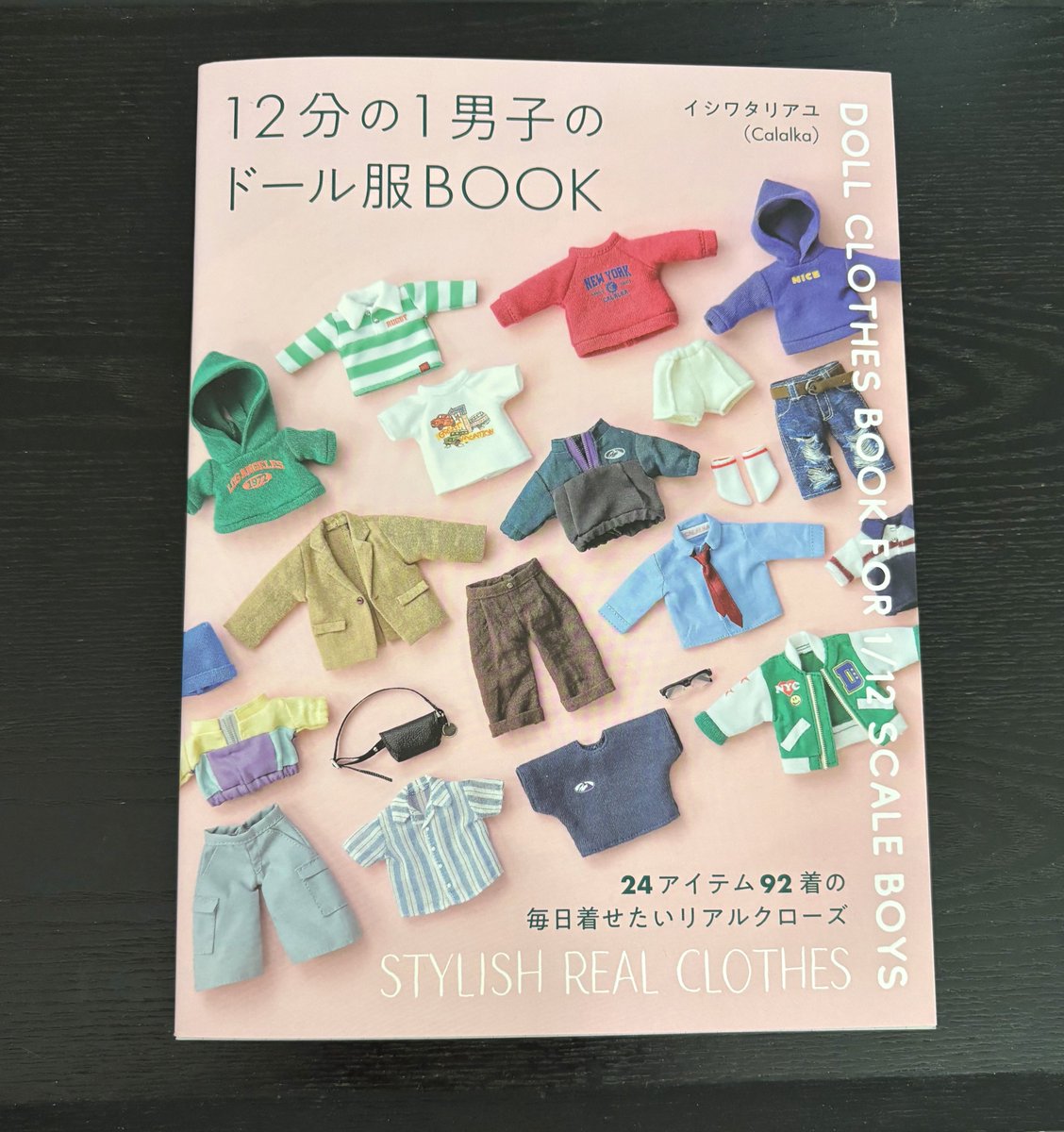paraalbird's tweet photo. 少し前に発売された本がやっと家に届きました
イシワタリアユさんによる1/12ドールたちのためのドール服の本です😄
どの服も魅力的なのですが
中でも気になっていたのがポロシャツ！
ポロシャツあきをどうやって作っているのか興味津々です
リアル服でもけっこう難しいからね！ https://t.co/k4ELDL4dTa