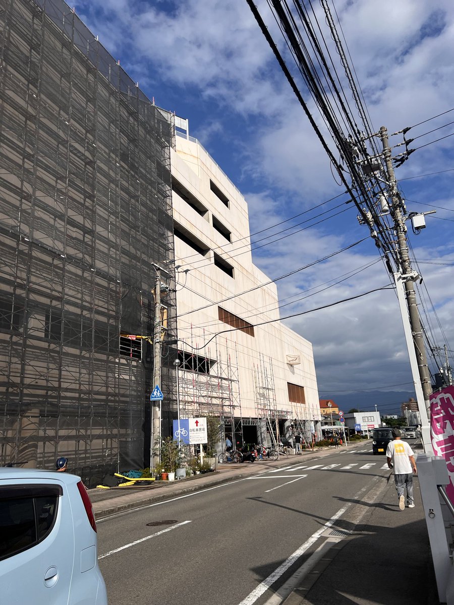 kanasinger's tweet photo. 幼少の頃からお世話になっている我らがジョープラ（ダイエー南松山店）が、趣味の悪い塗装を施されようとしています😂実にショッキングであります🤯
梅雨が明けそうな空です。 https://t.co/VmXc2jTaWH