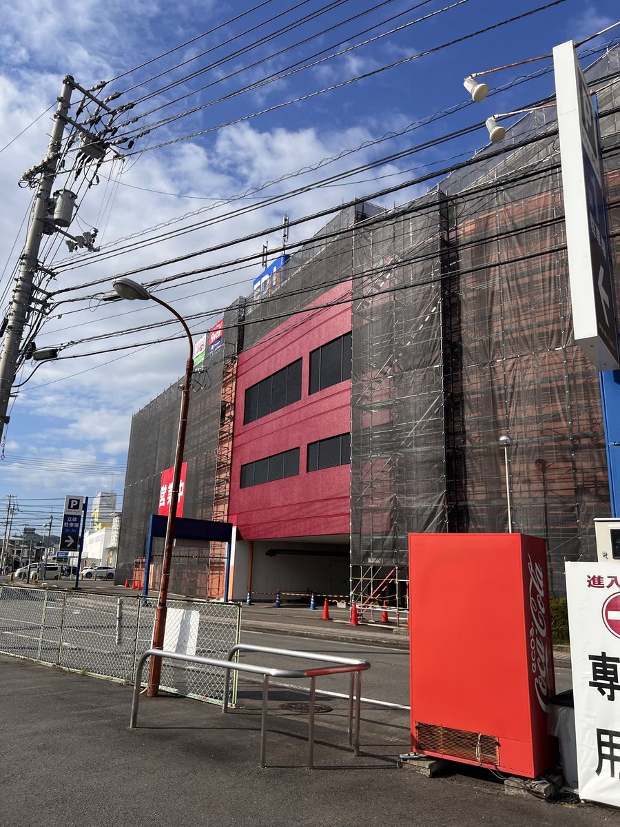 kanasinger's tweet photo. 幼少の頃からお世話になっている我らがジョープラ（ダイエー南松山店）が、趣味の悪い塗装を施されようとしています😂実にショッキングであります🤯
梅雨が明けそうな空です。 https://t.co/VmXc2jTaWH