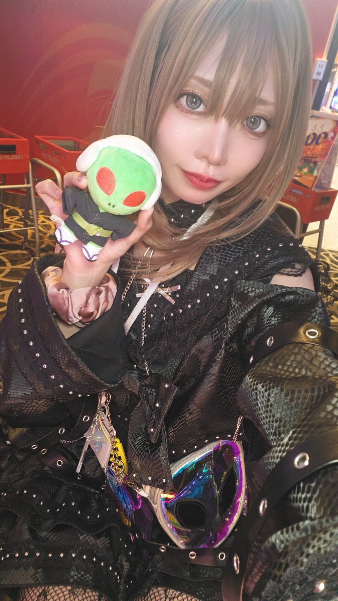 wawawa_pachi777's tweet photo. #スタジアム2001和歌山西庄店 様より！
フォロワーさんのおかげでワワワちゃんの相棒エイリやん先輩がおまつりスタイルに❤かわいいー❤ありがと👽

店内ゴッドから10000枚over‼️7000枚over！
喰種からも7000枚over！
出玉目立ってきてますね(​ *´꒳`*​)❤
ワワワちゃんはアームよわめ(꒪⌓꒪)なんとか一矢報いるぞ〜💪(  ˙꒳​˙💪  )
#スロシックス #PR