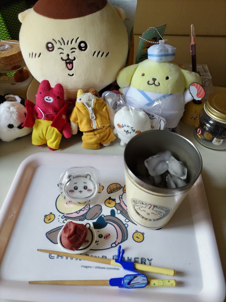 fumo0424's tweet photo. 去年漬けた、激しくすっぱい梅干しを食べる😁✨

ちいかわの小皿で。

#ぬい撮り https://t.co/R4ku3M7gR8