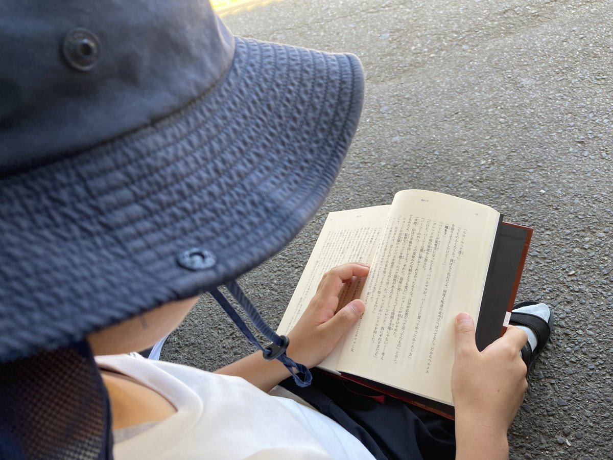 Rennshi2's tweet photo. 今日は猛暑で小3息子と電車を乗り継ぎながらプールに行ってきた。帰路。ものすごい暑さなのに、汗かきながら涼しげにハリー・ポッター読んでる息子を見て。自分がだれて機嫌悪くなってる場合じゃないなと気づかされる😂 https://t.co/FpehrkhPa6