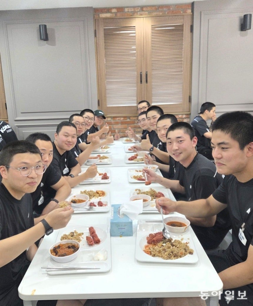 ch_sj2013's tweet photo. The Legend of Kitchen Soldier jadi ikon pop culture yang nempel di kepala publik Korea kalo lagi ngomongin makanan militer 😊

Drama Park Jihoon ini sukses menghapus stigma suram soal makanan barak. 

Tiap kali ada obrolan soal kesejahteraan atau betapa enaknya makanan tentara Korea sekarang, orang-orang pasti langsung relate dan jadiin Kitchen Soldier sebagai bayangan visual yang paling pas.

Faktanya, dapur militer yang dulunya identik sama makanan hambar buatan prajurit amatir, sekarang udah sepenuhnya dipegang sama katering profesional.

Menunya udah ga main-main, setara restoran beneran. Para tentara sekarang bisa makan enak mulai dari steak, malatang, sampai kolaborasi bareng brand hits kayak Dookki. 

Kantin militer di dunia nyata juga gercep ikutan nyajiin burger jadul bikinan neneknya Gwancheol di Kitchen Soldier yang sempat viral buat manjain lidah para prajurit.

Berkat popularitas drama dan kesadaran publik yang meningkat, jam makan di barak militer Korea kini bukan lagi sekadar rutinitas, tapi udah jadi momen healing dan penyemangat utama para tentara yang kelelahan.

https://t.co/mBM46tfvBQ