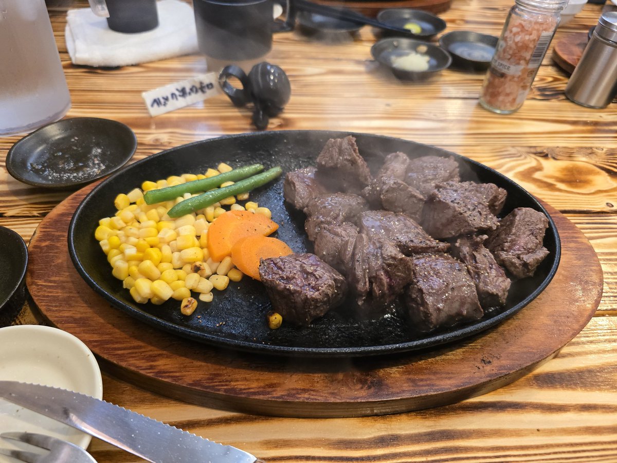 miyasyu's tweet photo. ゴールドステーキ450g
赤身のウェルダンでも滅茶苦茶柔らかくて、二日酔いの胃でもペロリと平らげてしまった。
これで4000円でお釣り来るのは異常コスパですね。
#もぐもぐほこりまる https://t.co/xUJGtJyoYA