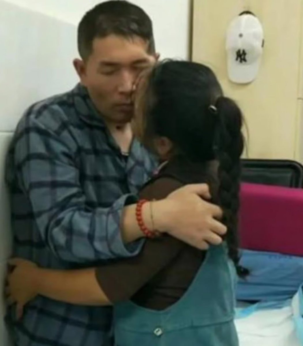 thshaber's tweet photo. Çin’de bir kadın, kocasının kafatasının kırılması sonucu aldığı beyin hasarını tersine çevirmek için 7 yıl boyunca ayaklarını ağzına alıp ısırdı.

— Doktorlar, sinirlerin iyileşmesi için parmaklarına ve ayak parmaklarına dokunulmasını önermişlerdi.
— Kadın dokunurken bir gün ayağını ısırmayı denedi ve duyusal tepki hissetti.
— Ardından 7 yıl boyunca her gün kocasının ayak parmaklarını ısırdı.
— Geçen 7 yılın ardından, beyin hasarı alan adam ilk kez konuşmayı başardı.
— İlk kelimeleri “Song Mei, seni seviyorum” oldu.